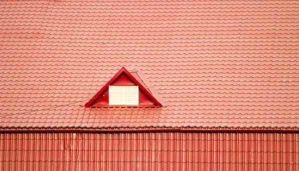 Fenster auf dem Dach — Stockfoto