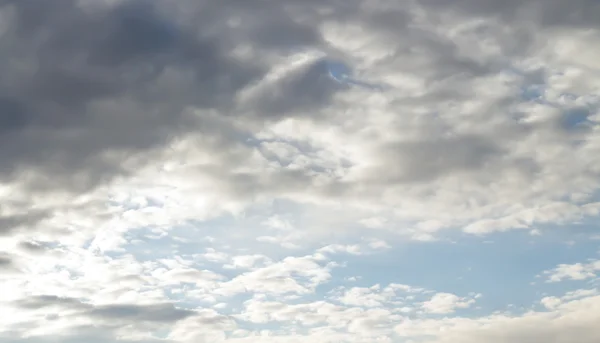 Ciel bleu avec nuages — Photo