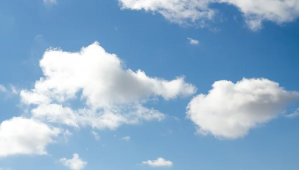 Wolken op blauwe lucht — Stockfoto