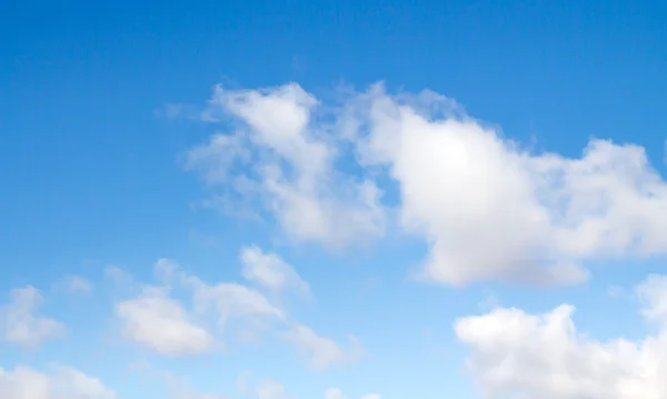 Moln på blå himmel — Stockfoto