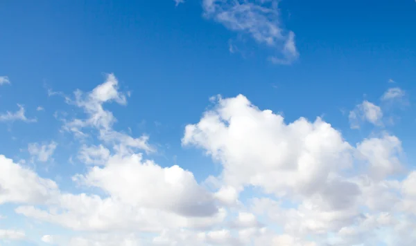 Wolken op blauwe lucht — Stockfoto