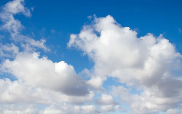 Nuvole sul cielo blu — Foto Stock