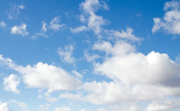 Wolken am blauen Himmel — Stockfoto