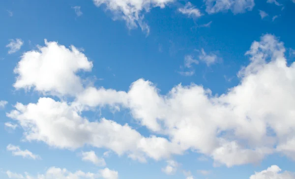 Moln på blå himmel — Stockfoto