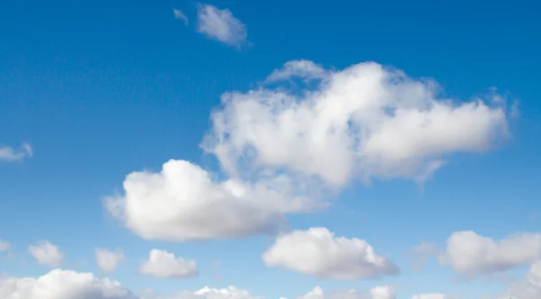 Moln på blå himmel — Stockfoto