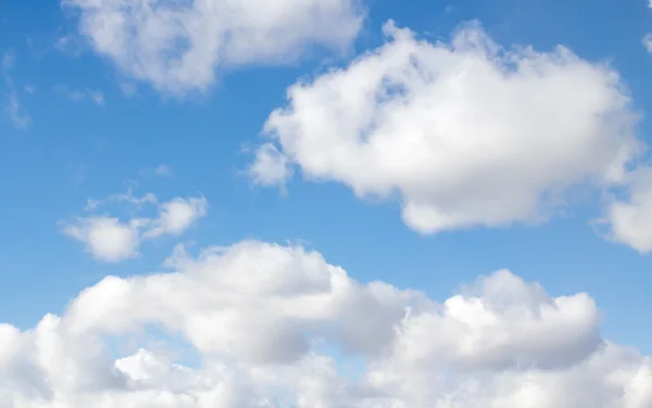 Moln på blå himmel — Stockfoto