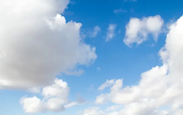 Nuvens no céu azul — Fotografia de Stock