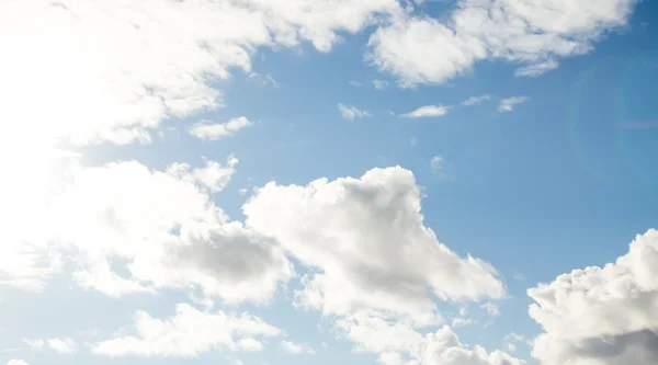 Nuvens no céu azul — Fotografia de Stock