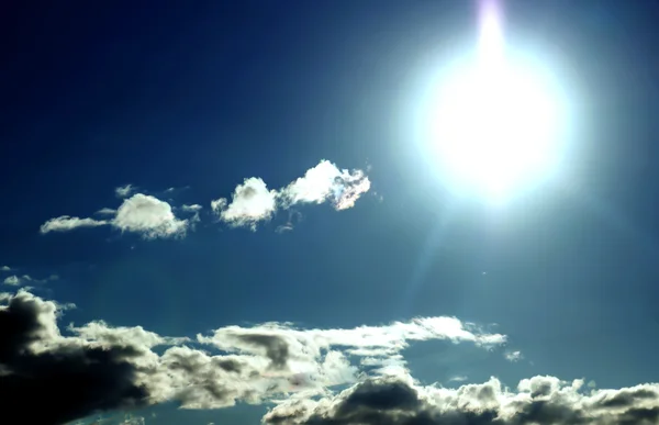 雲と太陽の青い空 — ストック写真