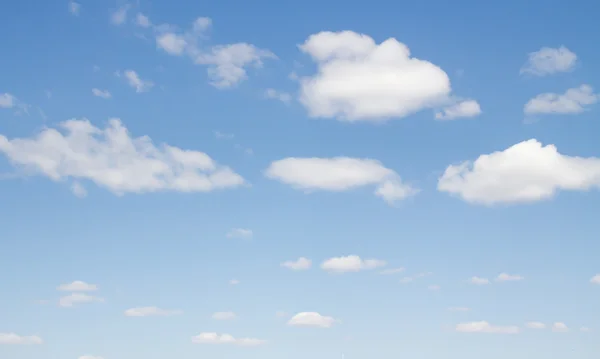 Moln i blå himmel — Stockfoto