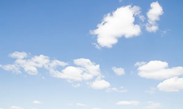 Nuvens no céu azul — Fotografia de Stock