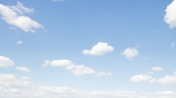 Nubes en el cielo azul —  Fotos de Stock