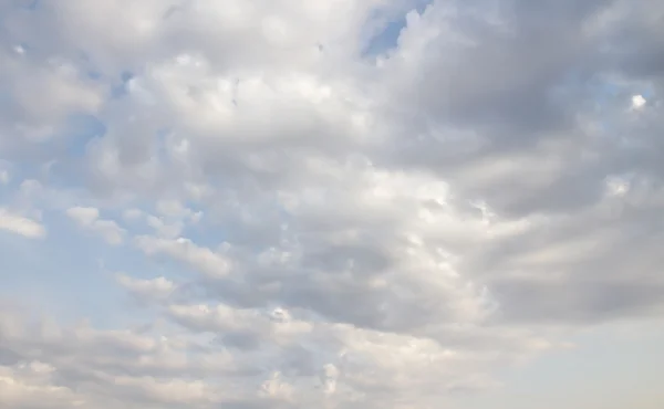 Nuvens no céu azul — Fotografia de Stock