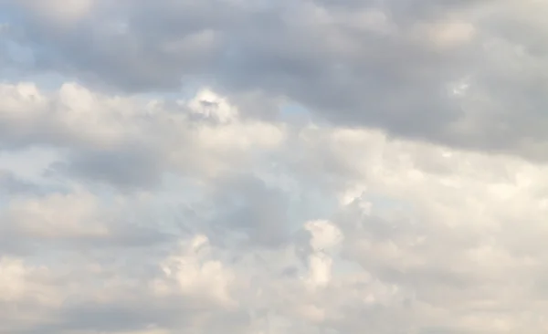 Nuages dans le ciel bleu — Photo