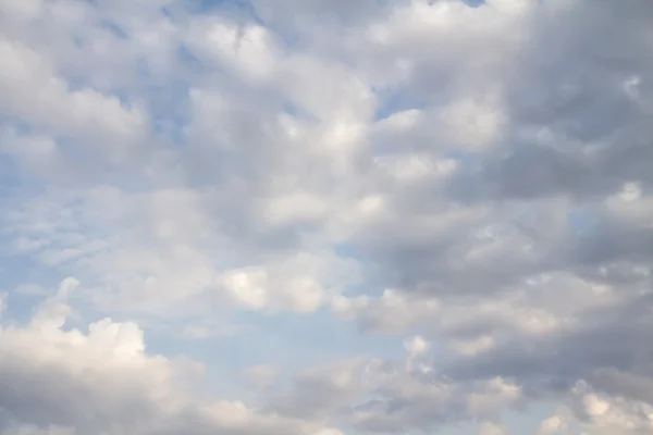 Moln i blå himmel — Stockfoto