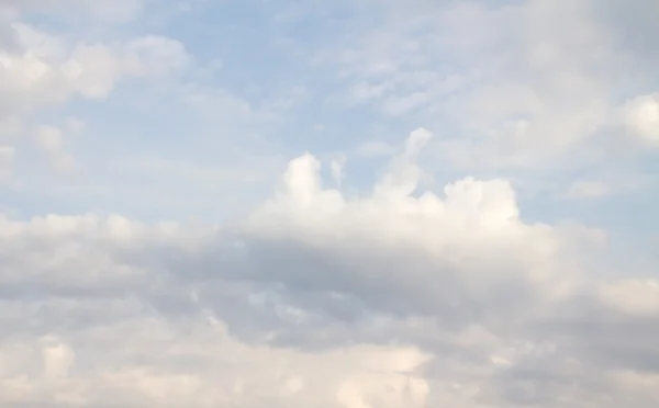 Wolken am blauen Himmel — Stockfoto