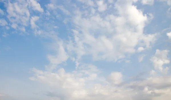 Wolken am blauen Himmel — Stockfoto