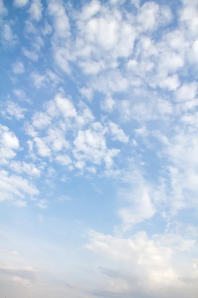 Wolken am blauen Himmel — Stockfoto