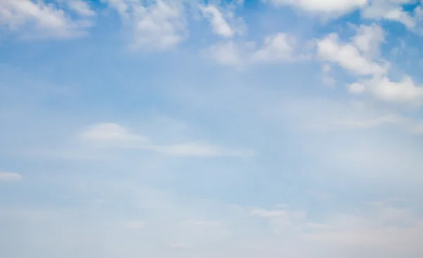 Nuvens no céu azul — Fotografia de Stock