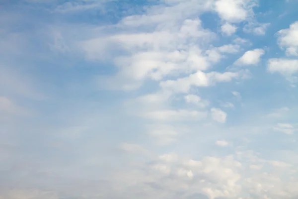 Nuvens no céu azul — Fotografia de Stock