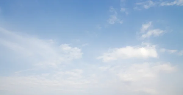 Nuvens no céu azul — Fotografia de Stock