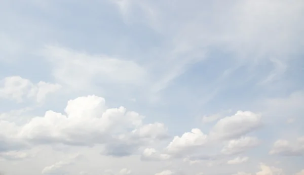 Wolken am blauen Himmel — Stockfoto