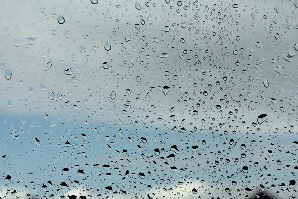 Gotas de agua sobre vidrio contra — Foto de Stock