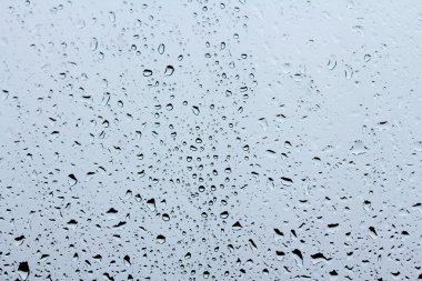 Su bardağa düşer.