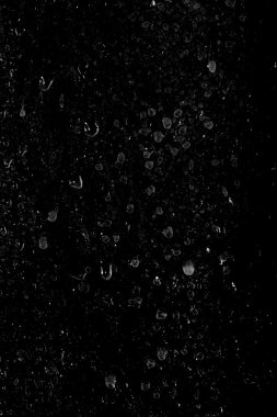 Su bardağa düşer.