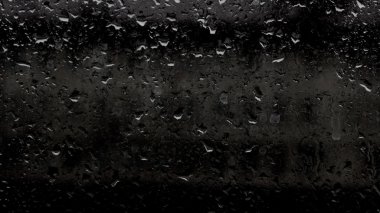 Su bardağa düşer.