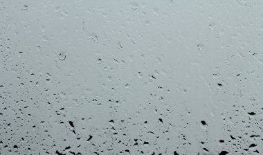 Su bardağa düşer.