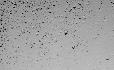 Su bardağa düşer.