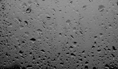 Su bardağa düşer.