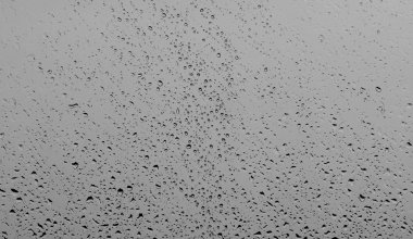 Su bardağa düşer.