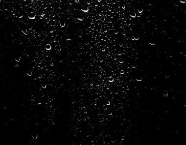 Su bardağa düşer.