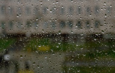 Su bardağa düşer.