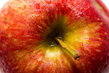 Beyaz arkaplanda kırmızı elma izole edildi