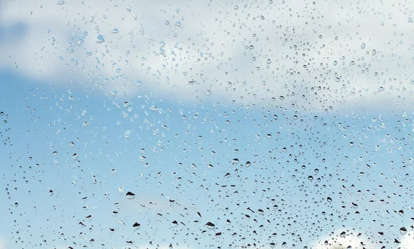 Krople wody na szkło przed błękitnym niebem — Zdjęcie stockowe