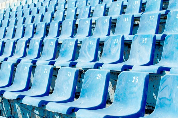 Viejos asientos de plástico en el estadio —  Fotos de Stock