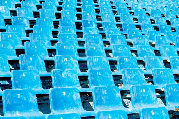 Alte Plastiksitze im Stadion — Stockfoto