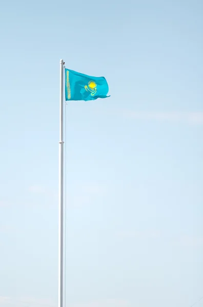 Kazakistan sventola bandiera contro il cielo blu — Foto Stock