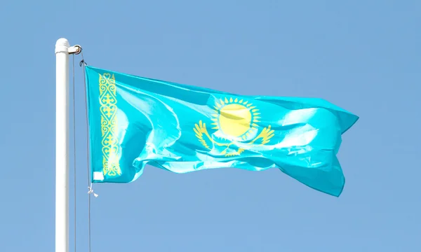 哈萨克斯坦对蓝蓝的天空挥旗 — 图库照片