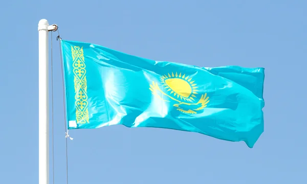 Καζακστάν κυματίζει σημαία μπλε ουρανό — Φωτογραφία Αρχείου
