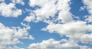 mavi gökyüzünde bulutlar gün