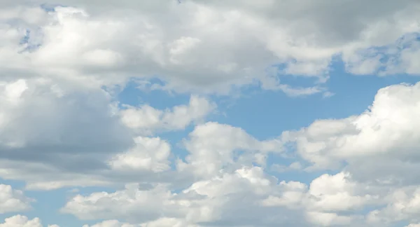 青い空には雲の日 — ストック写真