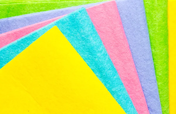 さまざまな色の背景のテリー織りのタオル — ストック写真