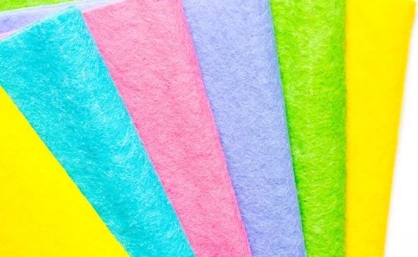 Asciugamani di spugna di diversi colori di sfondo — Foto Stock