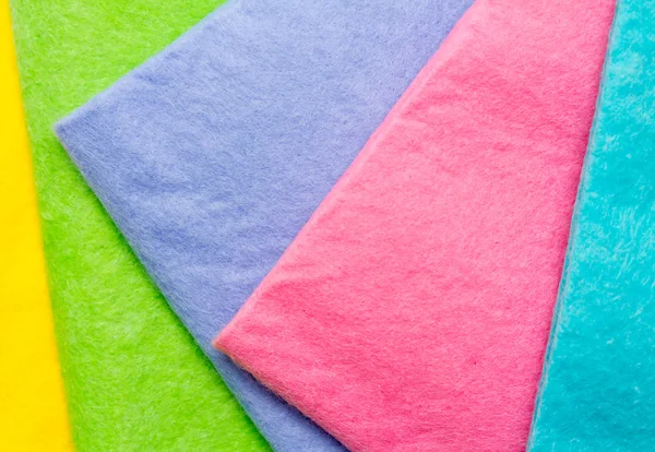 Serviettes éponge de différentes couleurs fond — Photo