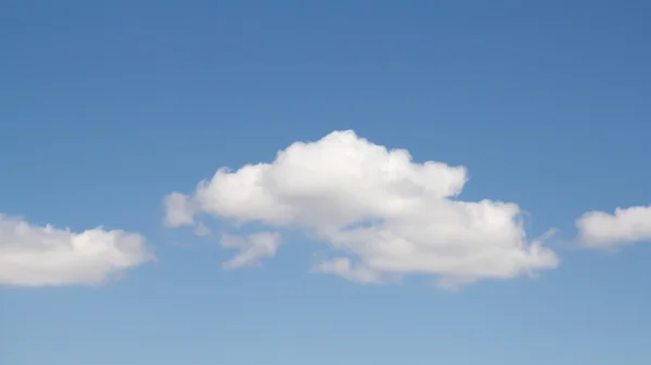 Nuvole in un giorno di cielo blu — Foto Stock