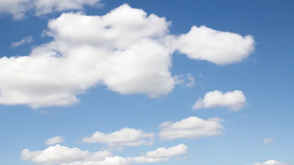 Moln på en blå himmel dag — Stockfoto